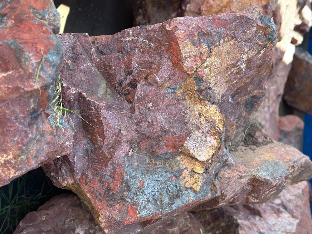 Камни для ландшафтного дизайна красно-фиолетовые 10-60 килограмм купить в Республике Якутия