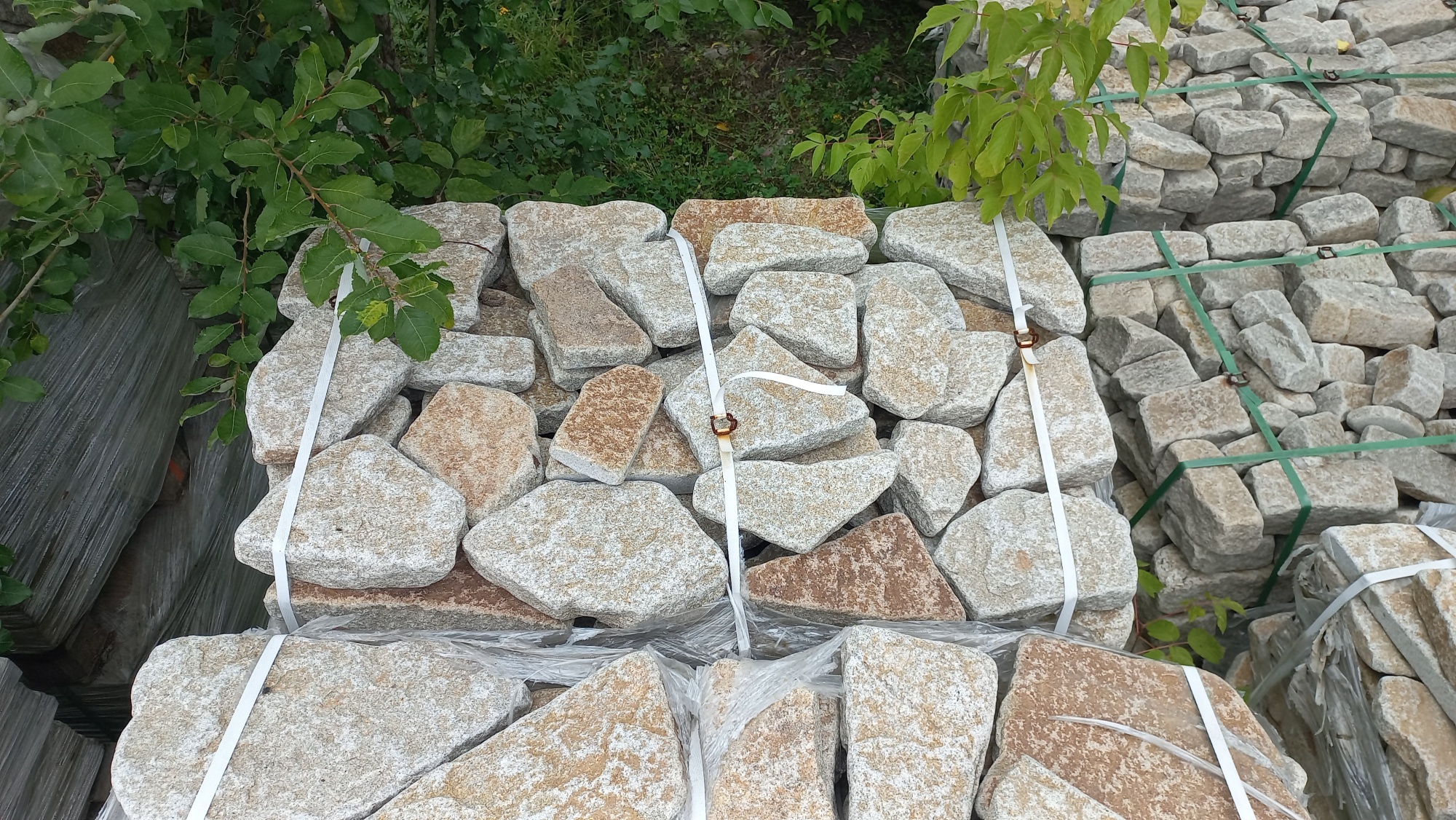 Плитняк галтованный гранитный для ландшафтного дизайна купить в Республике Якутия