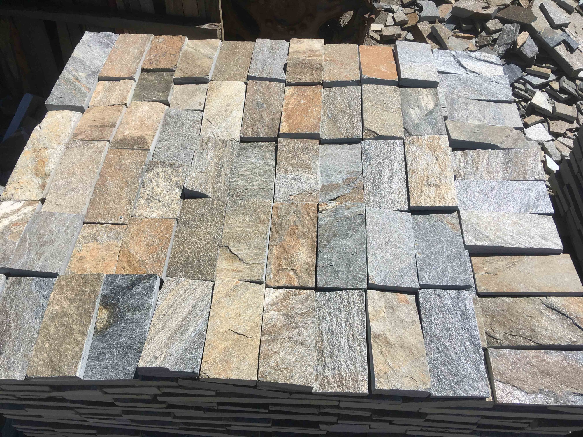 Плитка пилёная златолит Уральский для цоколя, отмостки купить в Республике Якутия