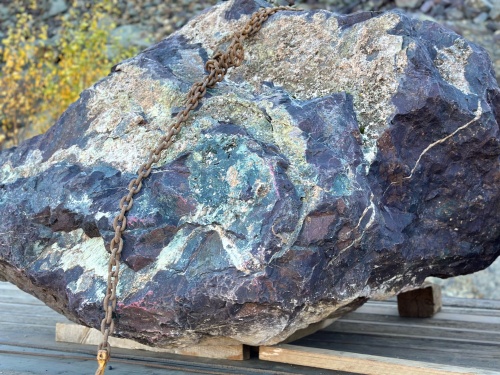 Огромные красно-фиолетовые валуны для ландшафтного дизайна весом более 5 тонн купить в Республике Якутия