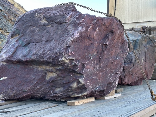 Огромные красно-фиолетовые валуны для ландшафтного дизайна весом более 5 тонн купить в Республике Якутия