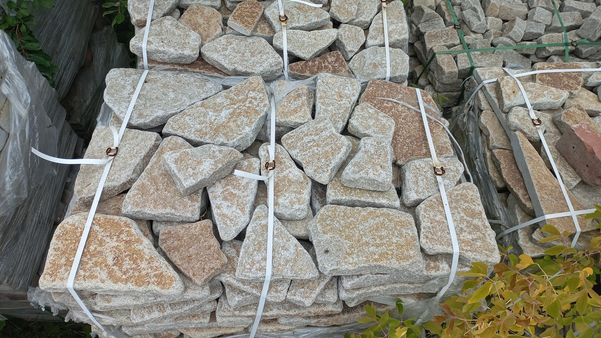 Плитняк галтованный гранитный для ландшафтного дизайна купить в Республике Якутия