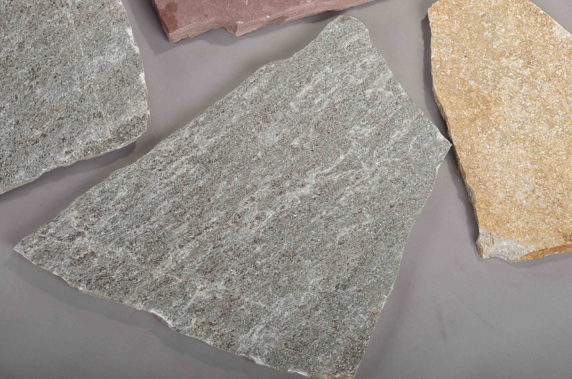 Плитняк златолит Уральский для цоколя, отмостки купить в Республике Якутия